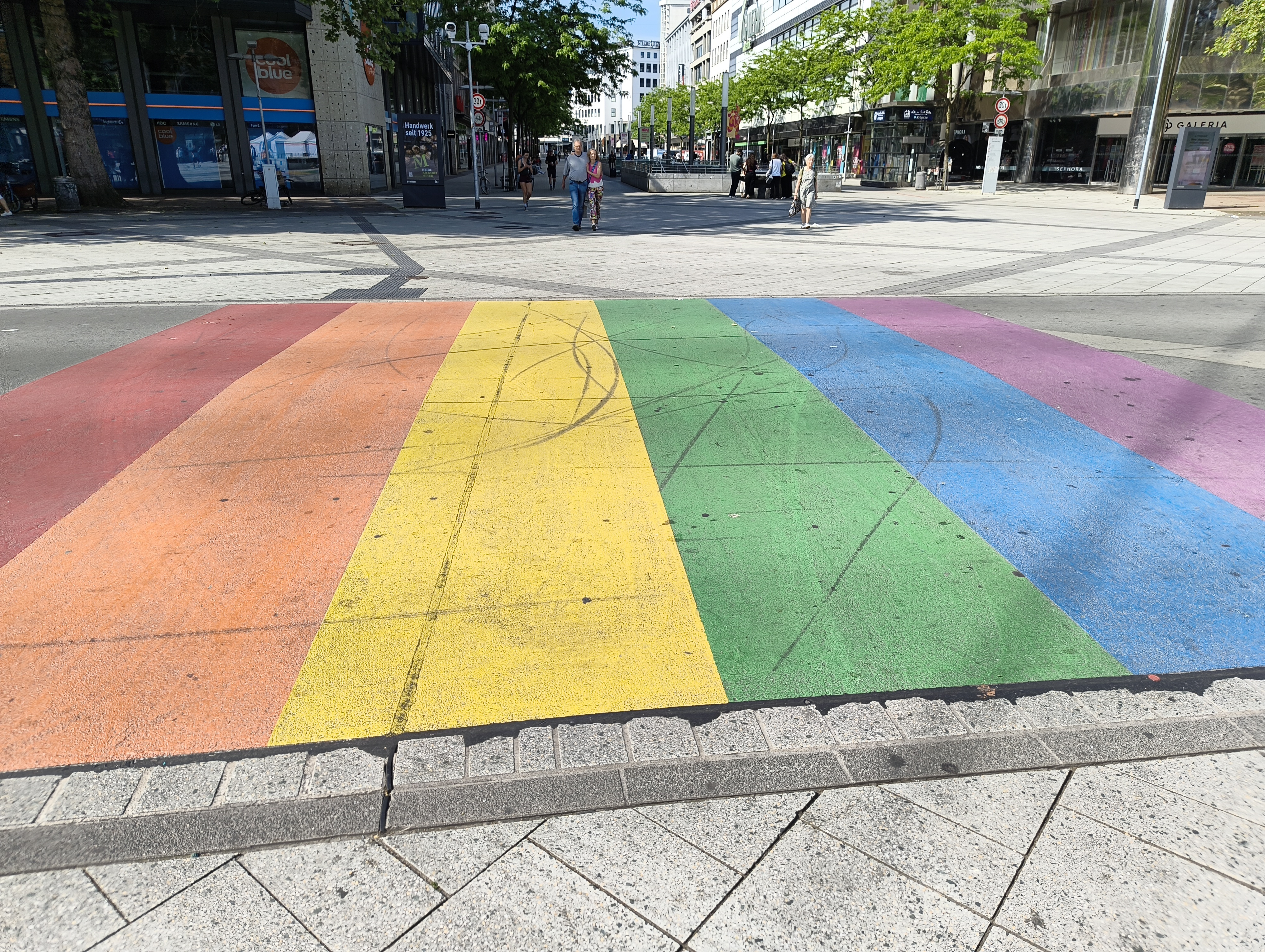 Regenbogen-Übergang mit Farbstreifen: rot, orange, gelb, grün, blau, lila