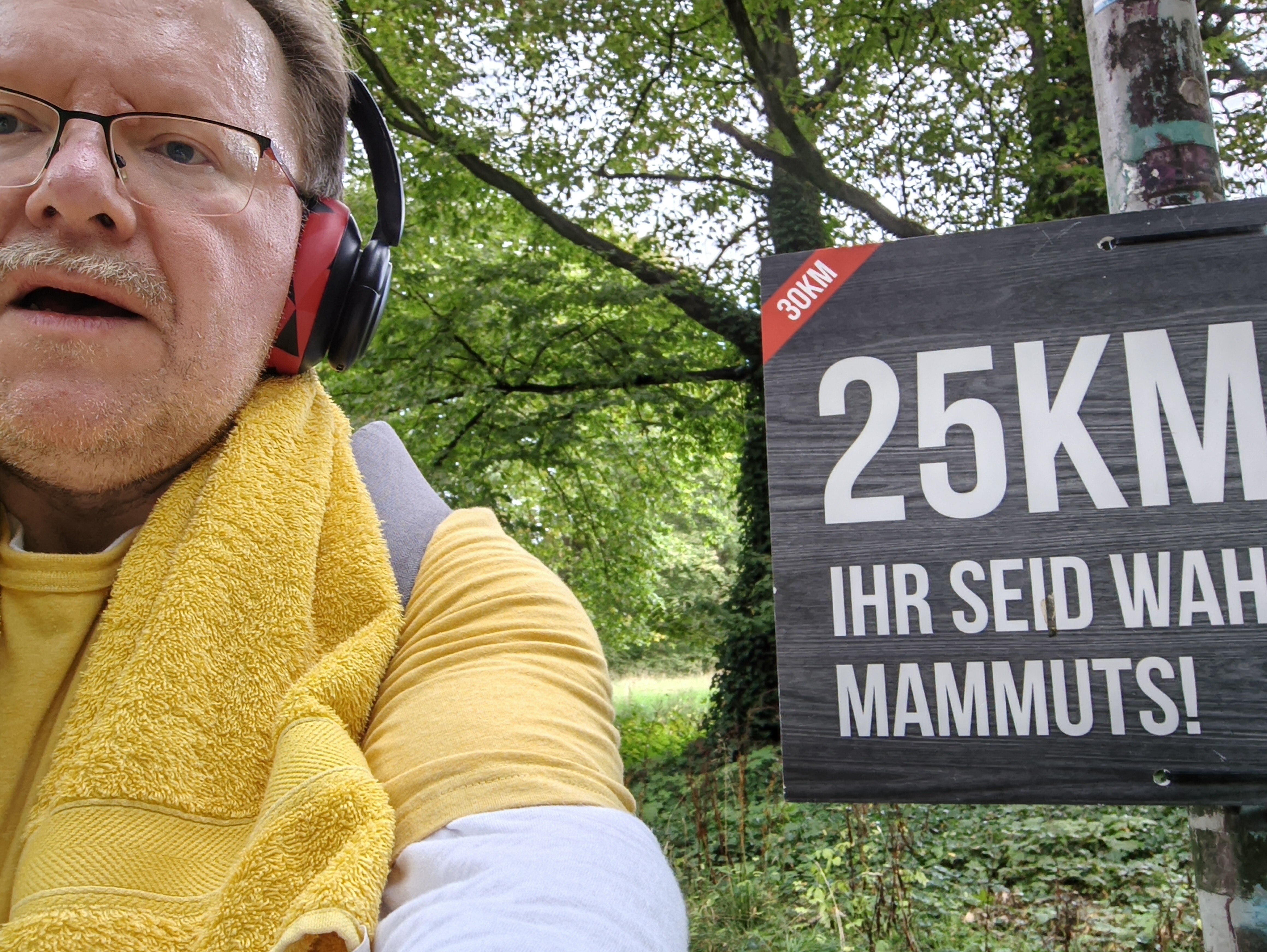 Selfie von mir auf der einen Seite und dem Schild mit der Aufschrift '25 km · Ihr seid Wah{re} Mammuts' auf der anderen Seite
