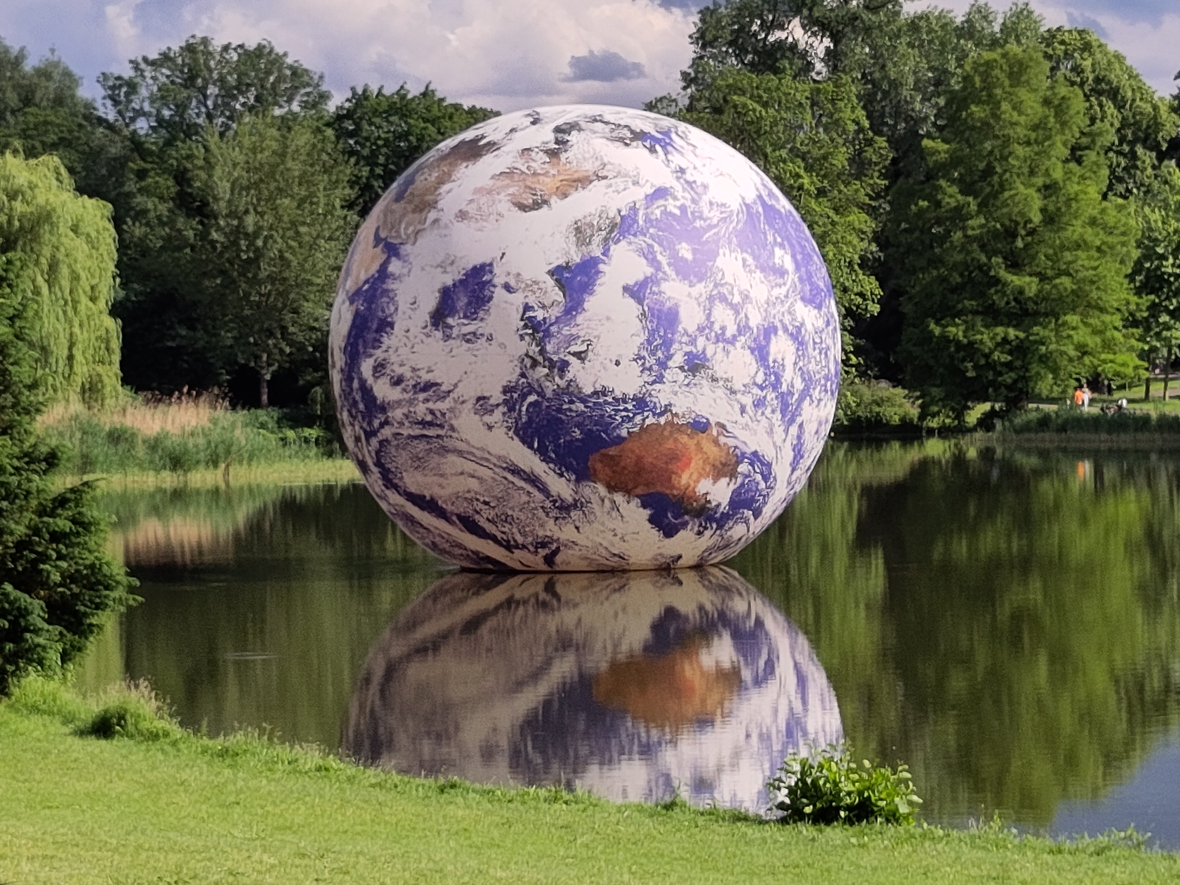 Eine große Weltkugel schwimmt auf einem See