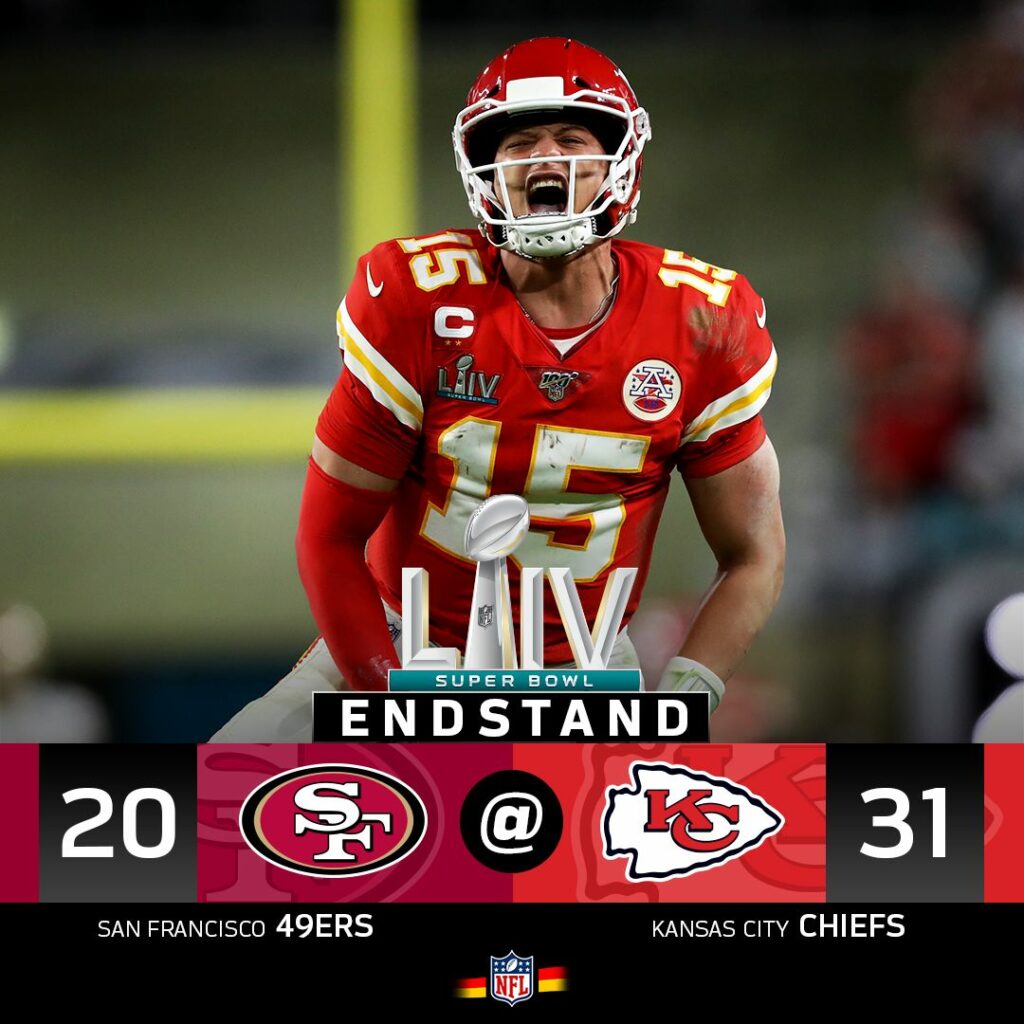 Kansas City Chiefs Quaterback Patrick Mahomes schreit seine Anspannung heraus. Darunter der Endstand des Super Bowl Spiel Nummer 54 zwischen den San Francisco 49ers und den Kansas City Chiefs: 20 – 31